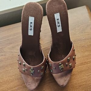 NWOB Gorgeous Kiks Brown Leather Studded Wooden Platform Clogs Heels Pointed Toe